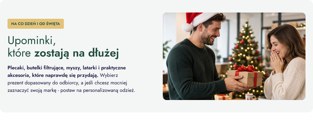 Upominki, które zostają na dłużej. Plecaki, butelki filtrujące, myszy, latarki i praktyczne akcesoria, które naprawdę się przydają. Wybierz prezent dopasowany do odbiorcy, a jeśli chcesz mocniej zaznaczyć swoją markę, postaw na personalizowaną odzież.